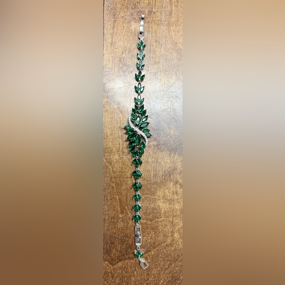 Elegant Emerald Green Leaf Bracelet